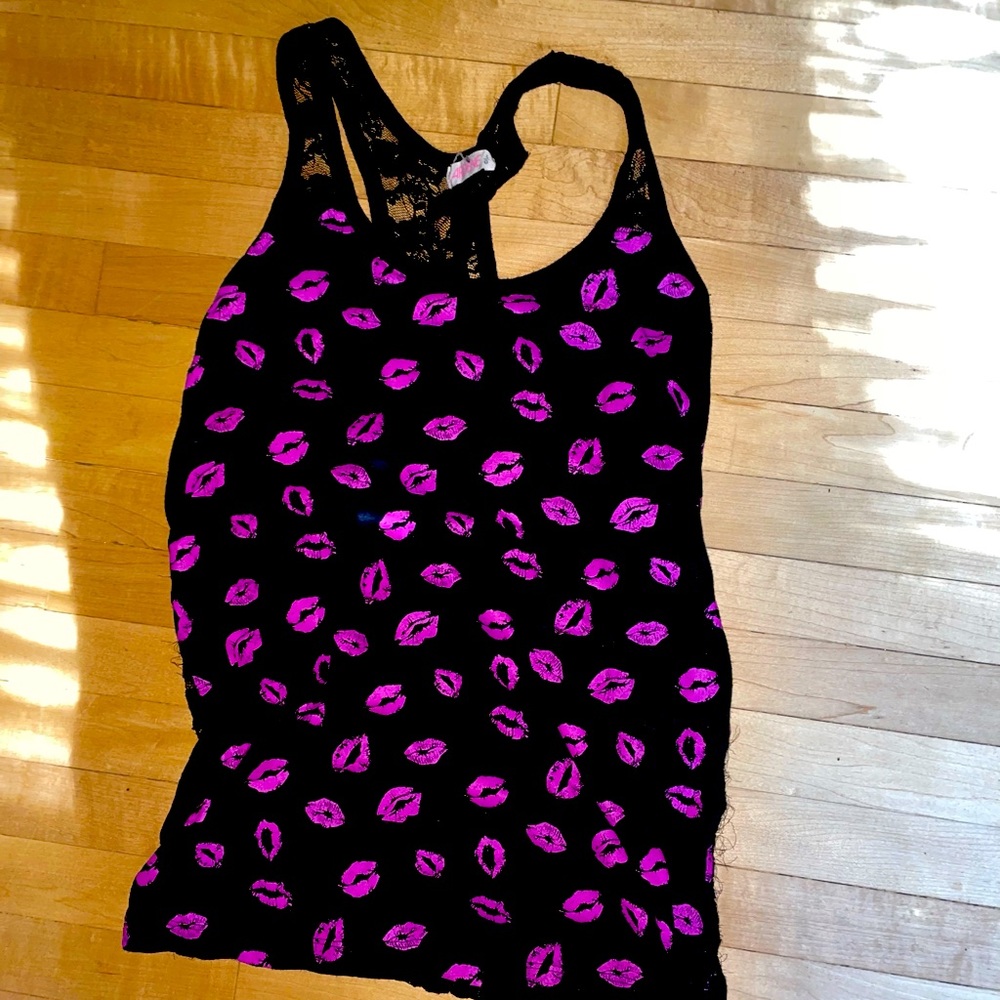 3/$25 lips tank top size LARGE
